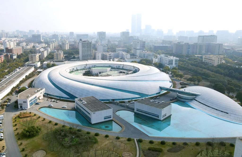 位于上海張江科學(xué)城的“上海光源”（2024年2月27日攝，無(wú)人機(jī)照片）。
