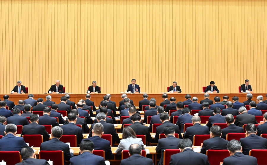 　　12月10日至11日，中央經(jīng)濟工作會議在北京舉行。中共中央總書記、國家主席、中央軍委主席習(xí)近平出席會議并發(fā)表重要講話。李強、趙樂際、王滬寧、蔡奇、丁薛祥、李希出席會議。